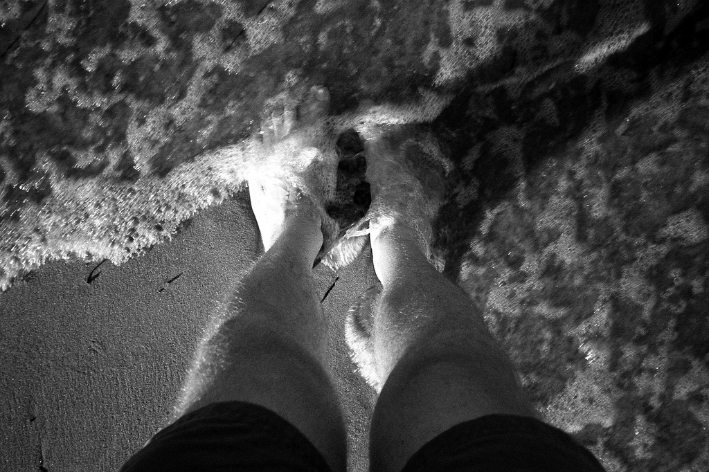Füße in Welle